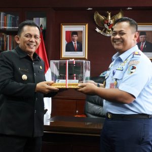 Danlanud RHF dan Dansatrad 213 Tanjungpinang Berpamitan Dengan Gubernur Ansar