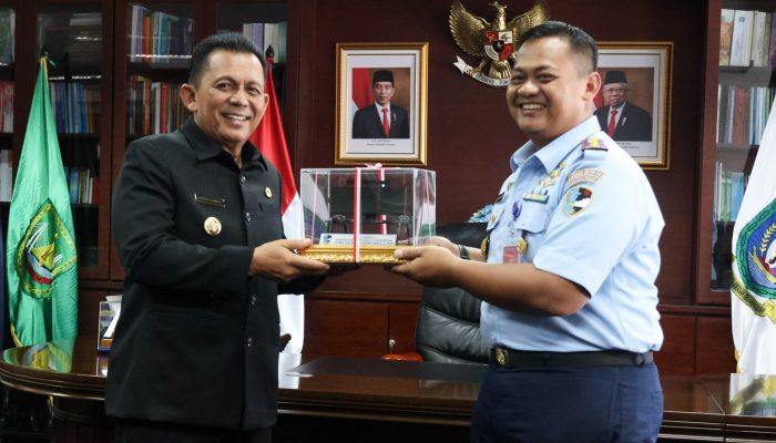 Danlanud RHF dan Dansatrad 213 Tanjungpinang Berpamitan Dengan Gubernur Ansar