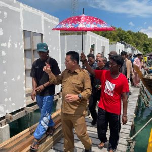 Gubernur Ansar Tinjau Proyek Pembangunan Rumah Suku Laut di Desa Tajur Biru Lingga