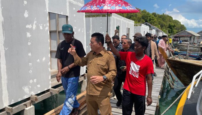 Gubernur Ansar Tinjau Proyek Pembangunan Rumah Suku Laut di Desa Tajur Biru Lingga