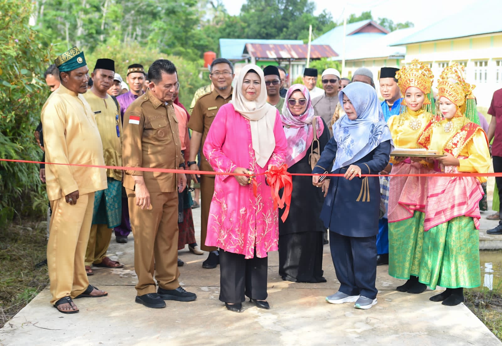 Gubernur Ansar Resmikan Semenisasi Jalan Masuk SMKN 2 Lingga