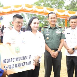 Salurkan Alat Kebersihan, Pj. Wako Hasan: Biar Semangat Goronya!