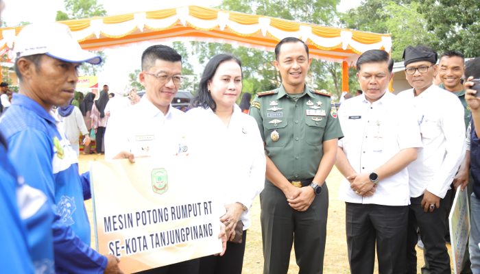 Salurkan Alat Kebersihan, Pj. Wako Hasan: Biar Semangat Goronya!