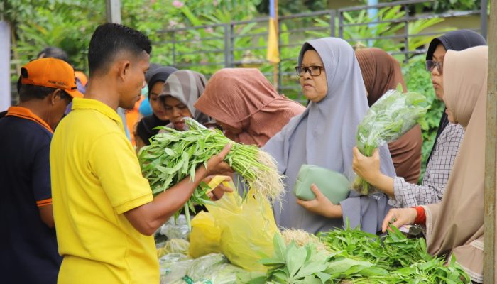 Masyarakat Antusias Berbelanja di Pasar Murah dan Bazar Kue Tradisional di Gedung Tanjak