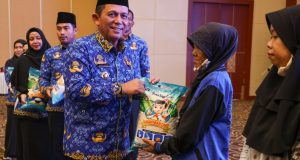 Gubernur Ansar Serahkan Bansos UEP dan Beras Bagi Warga  Tanjungpinang dan Bintan