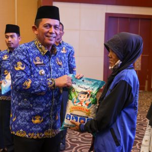 Gubernur Ansar Serahkan Bansos UEP dan Beras Bagi Warga  Tanjungpinang dan Bintan