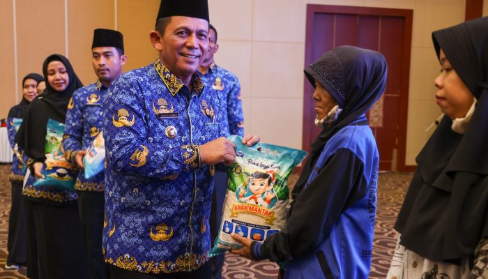 Gubernur Ansar Serahkan Bansos UEP dan Beras Bagi Warga  Tanjungpinang dan Bintan