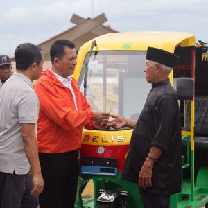 Gubernur Ansar Serahkan Life Jacket, Ring Buoy & Becak Listrik di Pulau Penyengat