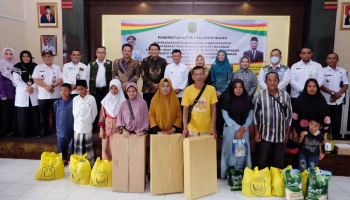 Dinsos Salurkan Bantuan Untuk Warga Kurang Mampu dan Peralatan Usaha UMKM