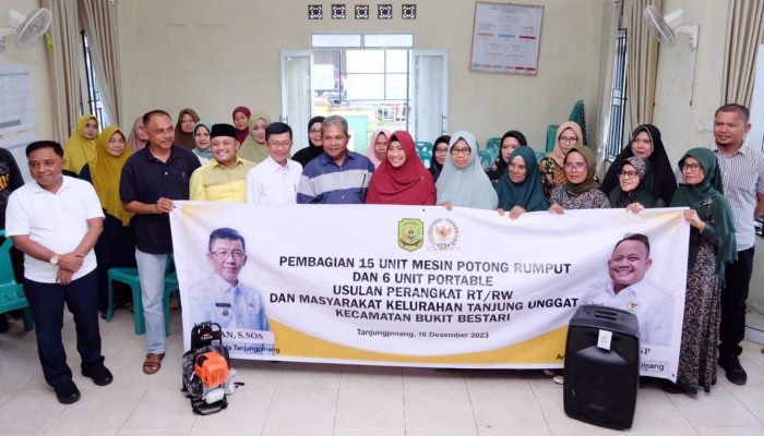 Kelurahan Tanjung Unggat Terima Bantuan 15 Mesin Potong Rumput dan 6 Speaker Portable