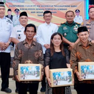 RT/RW Di Tanjungpinang Rayakan Natal, Pj Wako Hasan Berikan Paket Sembako 
