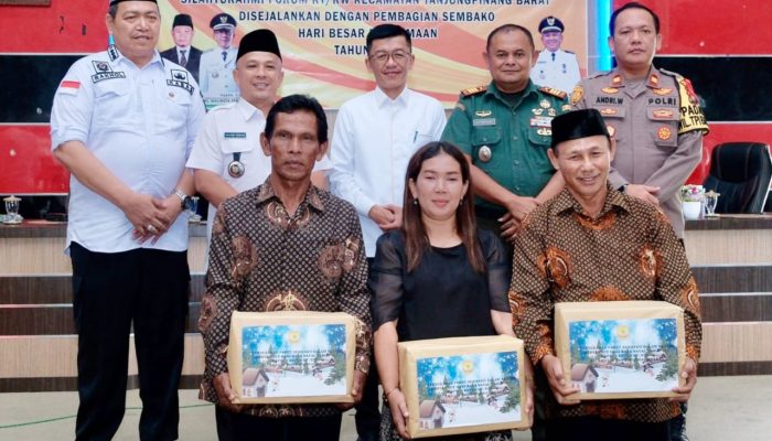 RT/RW Di Tanjungpinang Rayakan Natal, Pj Wako Hasan Berikan Paket Sembako 