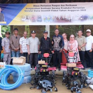 Pj Wako Hasan Serahkan Bantuan Kelompok Tani dan Kelompok Budidaya Ikan
