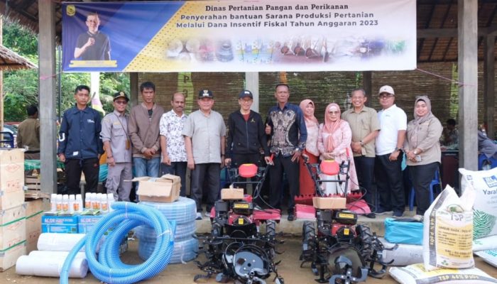 Pj Wako Hasan Serahkan Bantuan Kelompok Tani dan Kelompok Budidaya Ikan