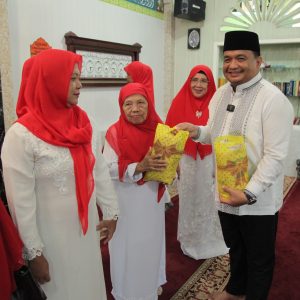 DPD MDI Tanjungpinang Bagikan Ratusan Seragam Majelis Taklim