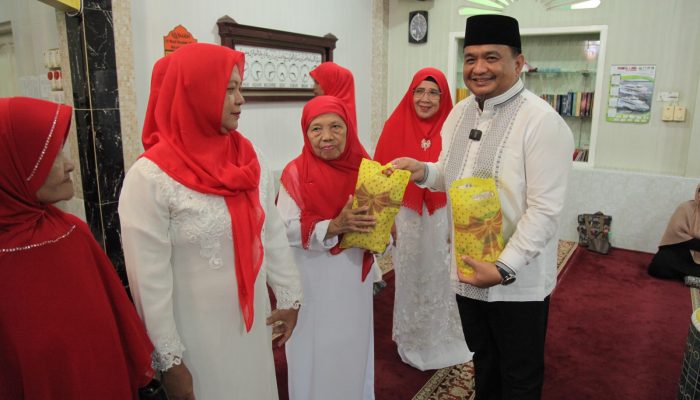 DPD MDI Tanjungpinang Bagikan Ratusan Seragam Majelis Taklim