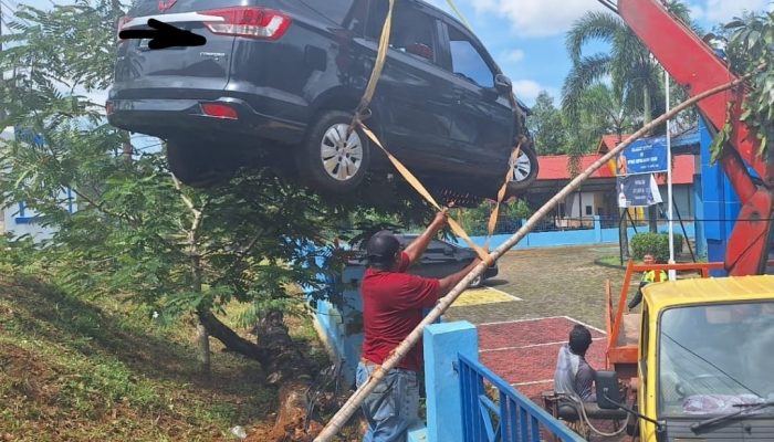 Pengemudi Ngantuk, Mobil Wuling Tabrak Warung Di Pinggir Jalan 