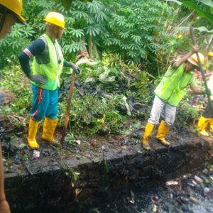 Padat Karya, Ratusan Warga Prasejahtera Bersihkan Drainase dan Jambanisasi