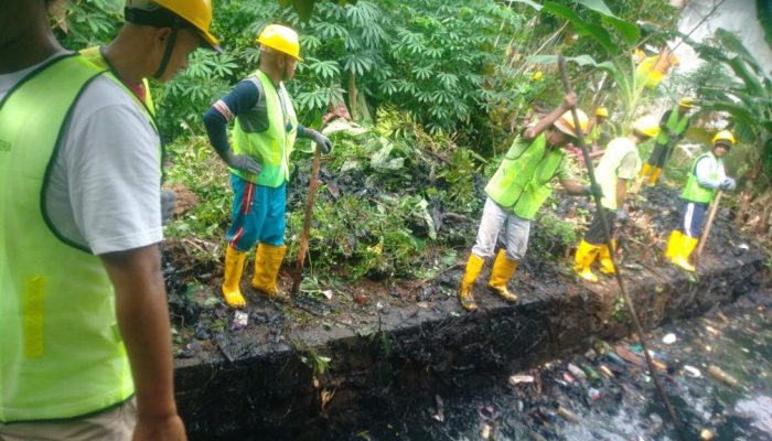 Padat Karya, Ratusan Warga Prasejahtera Bersihkan Drainase dan Jambanisasi