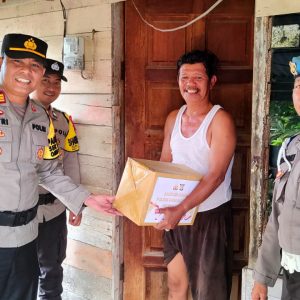 Terdampak Cuaca Ekstrim, Polsek Gunung Kijang Berikan Bansos Nelayan
