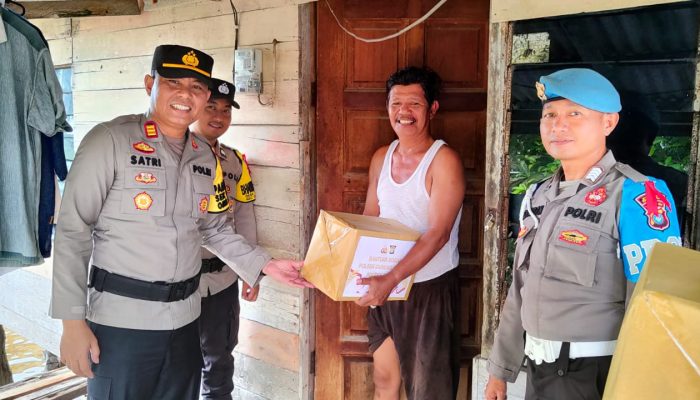 Terdampak Cuaca Ekstrim, Polsek Gunung Kijang Berikan Bansos Nelayan