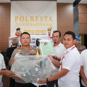 Polresta Tanjungpinang Limpahkan 2 Tersangka Dan BB Tipikor Pelabuhan Dompak 