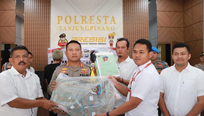 Polresta Tanjungpinang Limpahkan 2 Tersangka Dan BB Tipikor Pelabuhan Dompak 