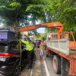 Laka Tunggal, Mobil Rush Tabrak Pohon di Jalan Wiratno 