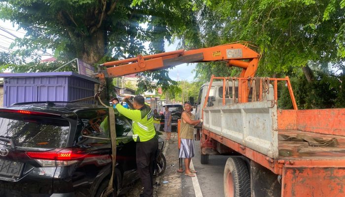 Laka Tunggal, Mobil Rush Tabrak Pohon di Jalan Wiratno 