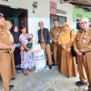 Pemko Tanjungpinang Serahkan Bantuan Beras Untuk Anak Penderita Gizi Buruk