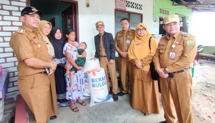 Pemko Tanjungpinang Serahkan Bantuan Beras Untuk Anak Penderita Gizi Buruk