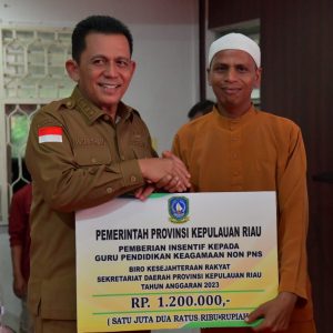 Gubernur Ansar Serahkan Bantuan Insentif Guru, Penyuluh Agama se Kota Batam