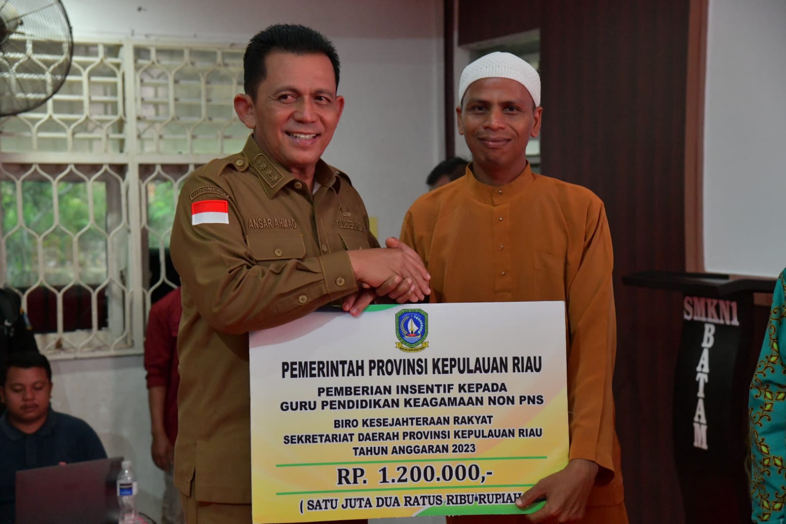 Gubernur Ansar Serahkan Bantuan Insentif Guru, Penyuluh Agama se Kota Batam