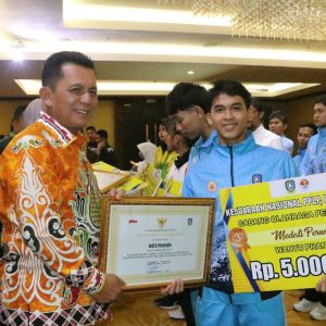Gubernur Ansar Serahkan Penghargaan dan Bantuan Dana Pelatihan Atlet Berprestasi