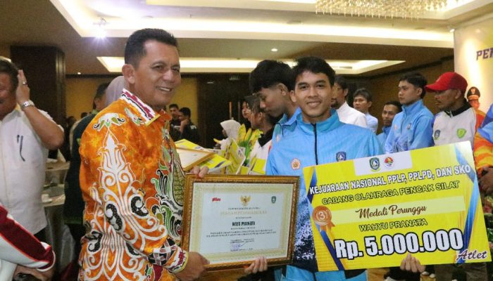 Gubernur Ansar Serahkan Penghargaan dan Bantuan Dana Pelatihan Atlet Berprestasi