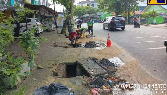 600 Warga Bersihkan Drainase Angkat Lumpur 6 Lori dan 1.350 Kubik Sampah 