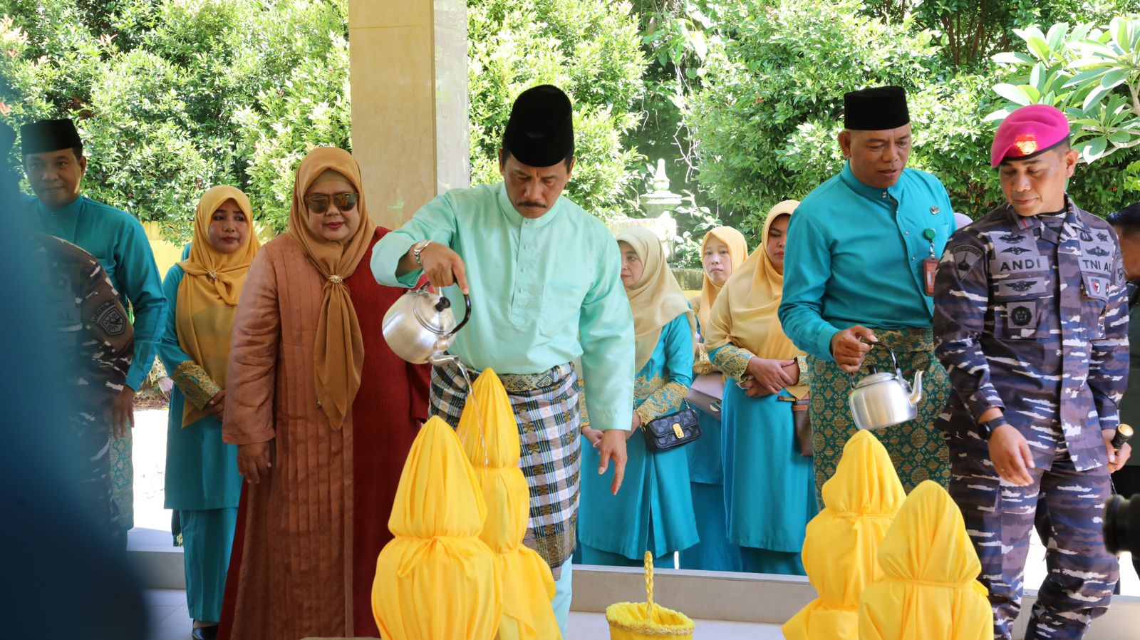 Ziarah ke Makam Zuriah Nong Isa, M.Rudi Akan Jadikan Nongsa Daerah Wisata