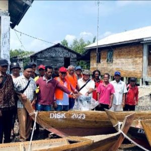 Support Nelayan, Rasno Bagikan Alat Tangkap Nelayan di Kabupaten Karimun 