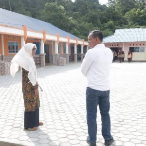 Rasno Realisasikan Pemasangan Paving Block di Halaman SMPN 3 Selat Gelam Karimun 