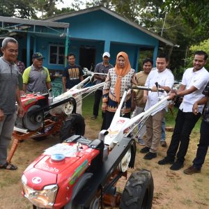 Ketua TP-PKK Kepri Serahkan 9 Unit Traktor Tangan untuk Masyarakat Desa Ekang Enculai