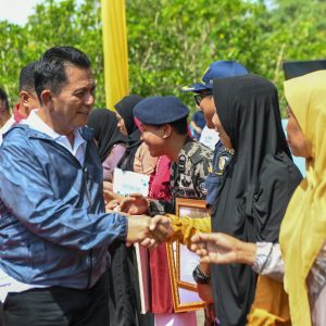 Hari Nusantara 2023, Gubernur Ansar Temu Nelayan Dan Serahkan Bantuan di Bintan