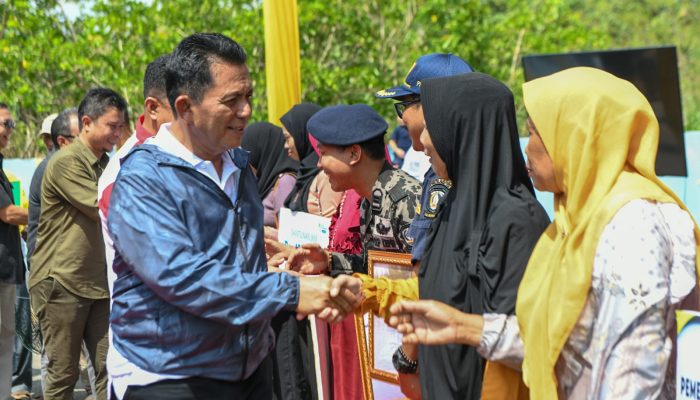 Hari Nusantara 2023, Gubernur Ansar Temu Nelayan Dan Serahkan Bantuan di Bintan