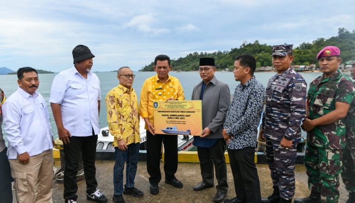 Gubernur Ansar Serahkan Dua Unit Kapal Ambulance Laut di Lingga