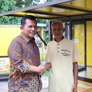 79 Pedagang TPL Tanjungpinang Dapat Bantuan Gerobak, Gubernur Ansar: Manfaatkan Dengan Baik