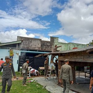 Dibangun Diatas Fasum dan Tidak Sesuai IMB, 2 Bangunan di Jalan Bandara Dirobohkan 