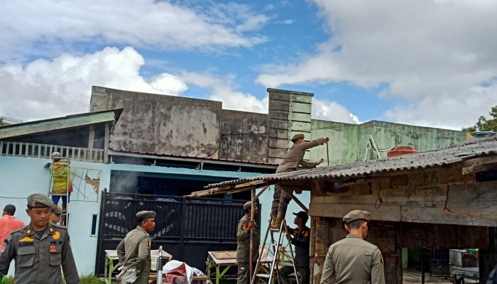 Dibangun Diatas Fasum dan Tidak Sesuai IMB, 2 Bangunan di Jalan Bandara Dirobohkan 