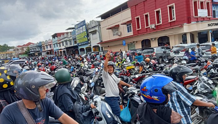 Gara Gara Paket Sembako Murah, Jalanan Kawasan Pinlang Mas Macet Total