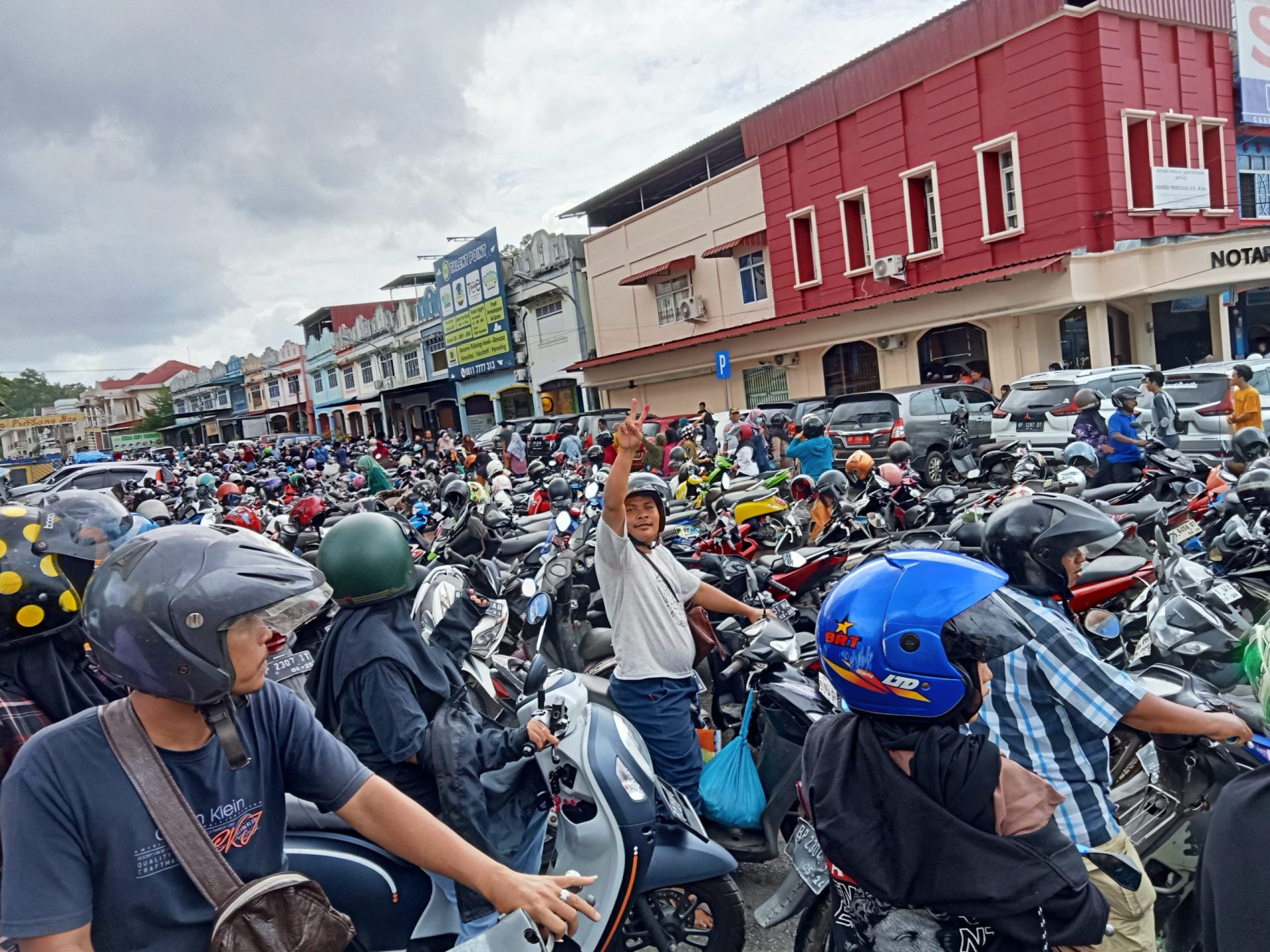 Gara Gara Paket Sembako Murah, Jalanan Kawasan Pinlang Mas Macet Total