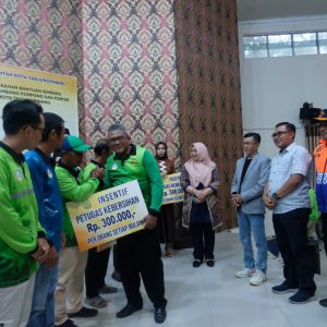 341 Petugas Kebersihan Terima Insentif dan Porter Pelabuhan Terima Sembako
