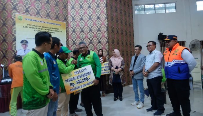 341 Petugas Kebersihan Terima Insentif dan Porter Pelabuhan Terima Sembako